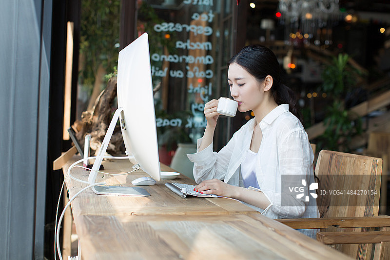 漂亮女孩喝咖啡图片素材