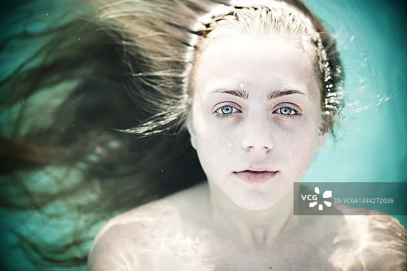 年轻金发女孩水下睁眼摆姿势图片素材