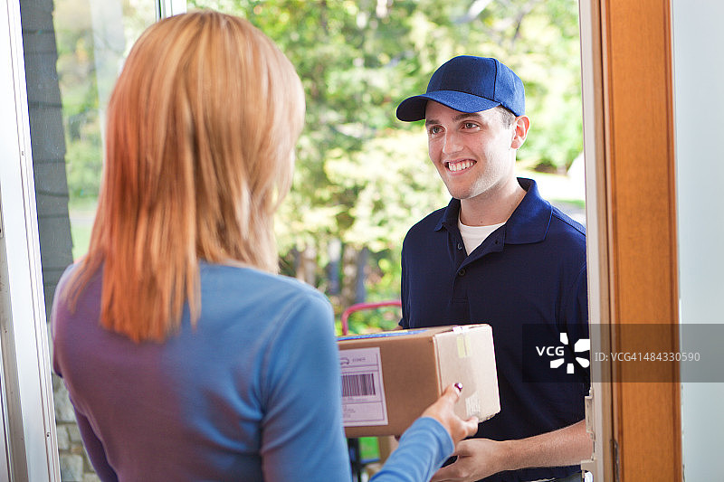送货员向家庭客户配送包裹箱图片素材