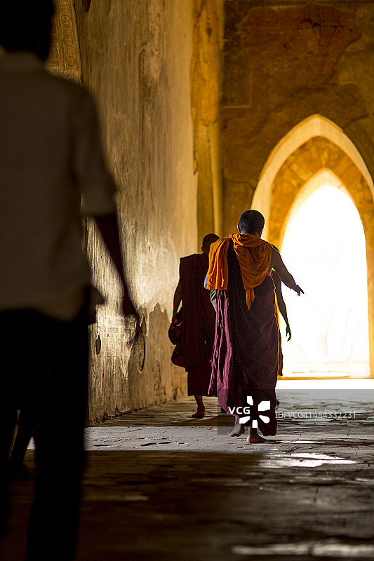 寺庙走廊里的佛教僧侣图片素材