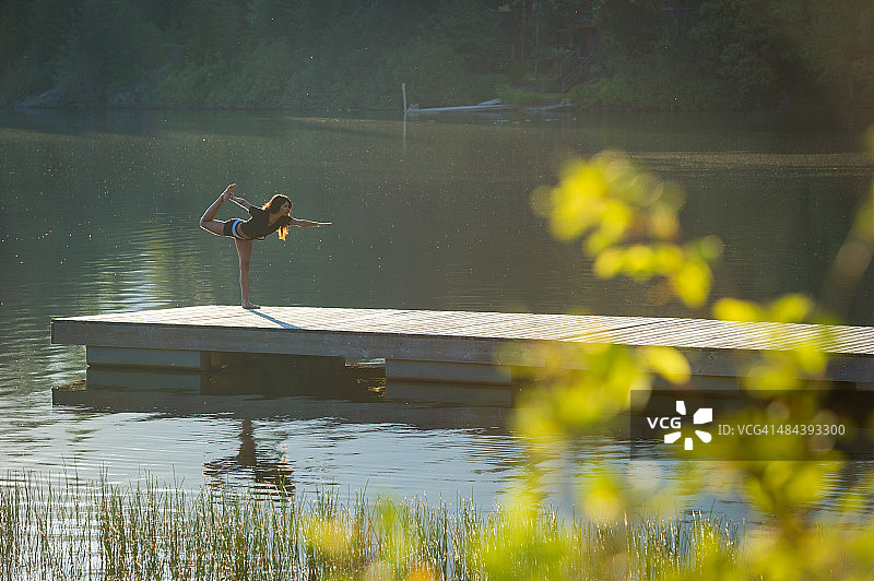 日出时分的皇家舞者湖畔静修图片素材