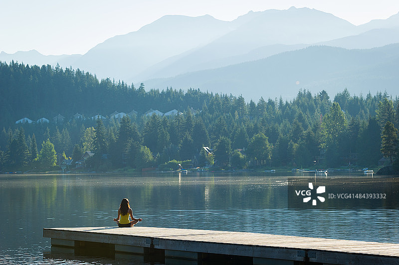 日出时分，宁静湖畔的简易冥想姿势图片素材