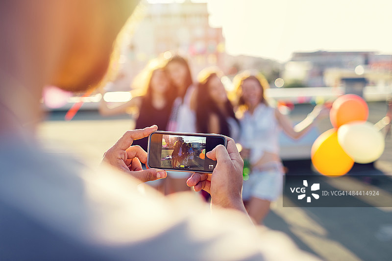 朋友们在屋顶上摄影图片素材