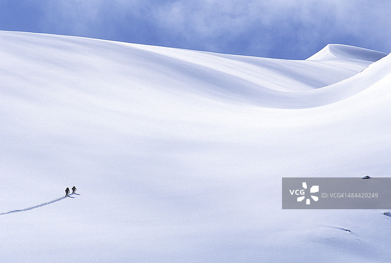 两名滑雪者上山图片素材