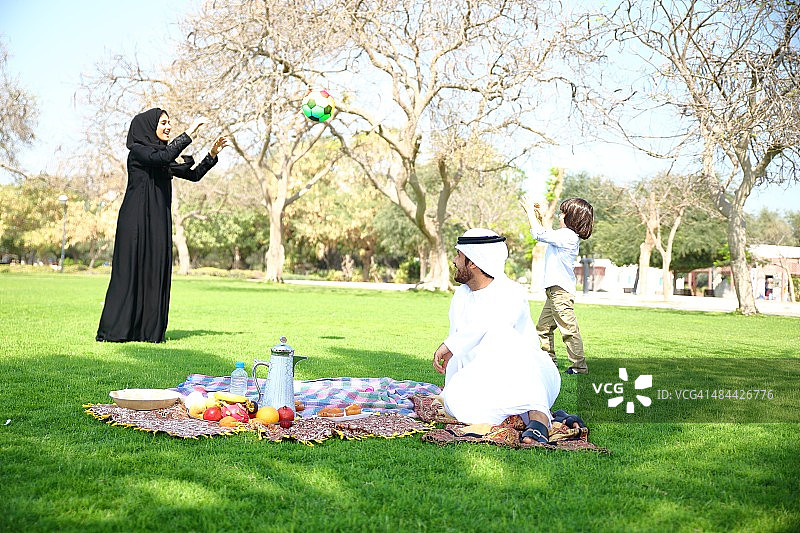 阿拉伯家庭户外野餐图片素材