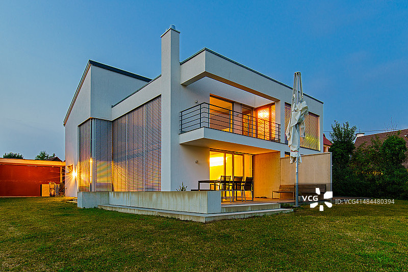 现代建筑住宅：暮光下的灯光图片素材