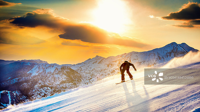 在高山上的单板滑雪者图片素材