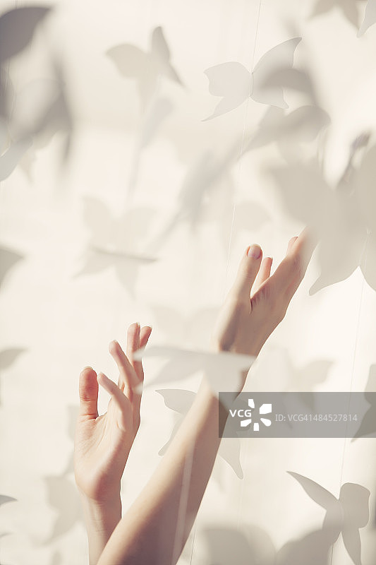 漂亮女人的手和纸蝴蝶图片素材