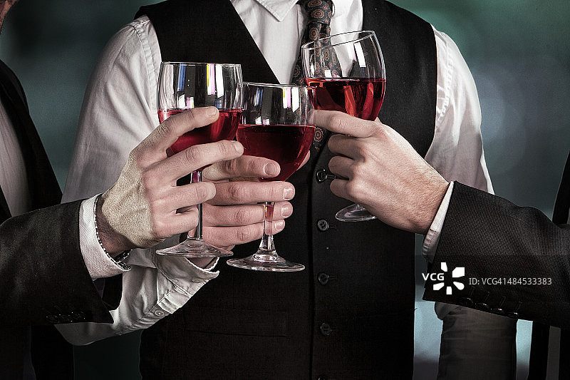 商务人士举杯敬酒特写图片素材