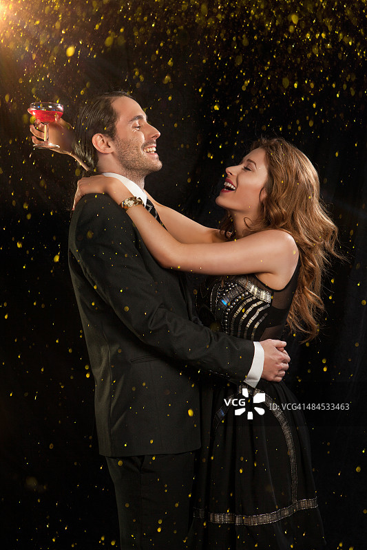 情侣在正式聚会上欢笑跳舞图片素材