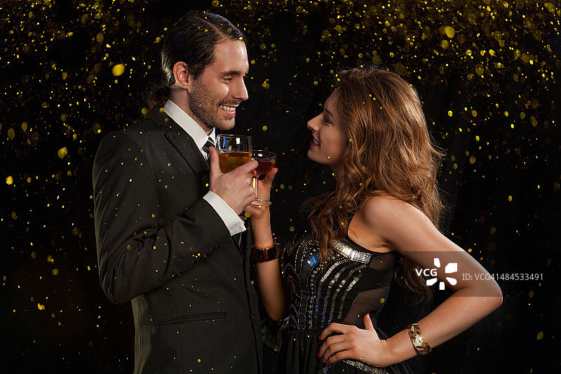 情侣在正式聚会上相视而笑图片素材