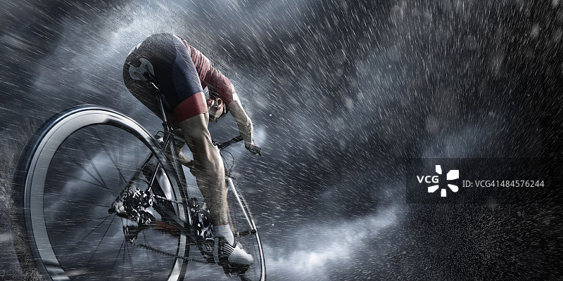 暴风雨天空下的专业自行车手图片素材