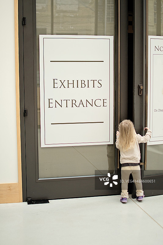 幼儿参观博物馆展览图片素材