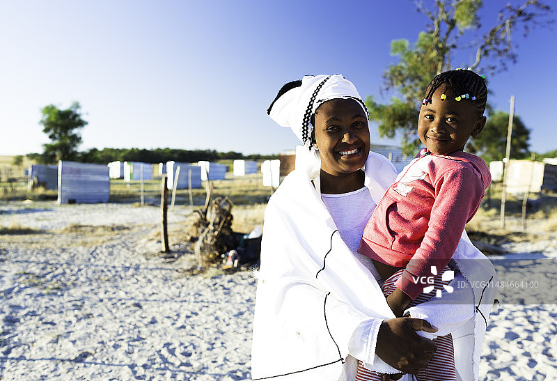 日出时分的非洲妇女和她的女儿图片素材