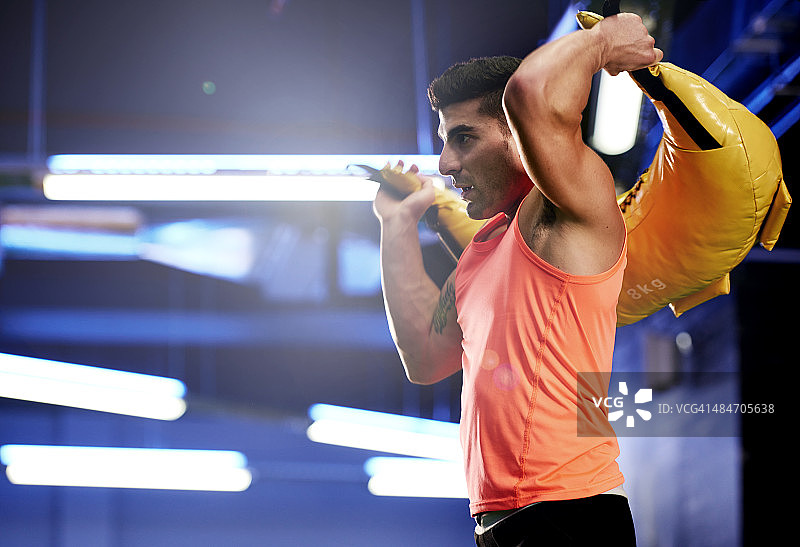 让他的锻炼发挥作用图片素材