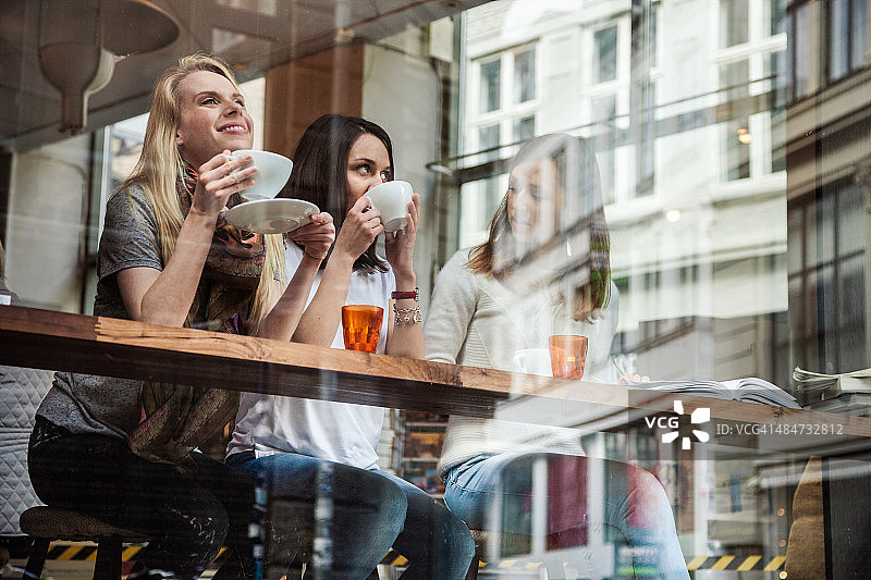 朋友们在斯堪的纳维亚的咖啡馆放松身心图片素材