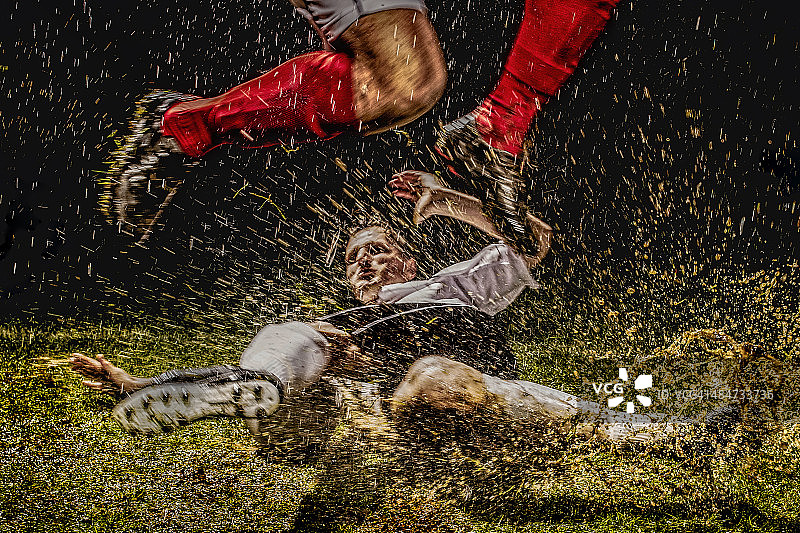 足球运动员比赛瞬间图片素材