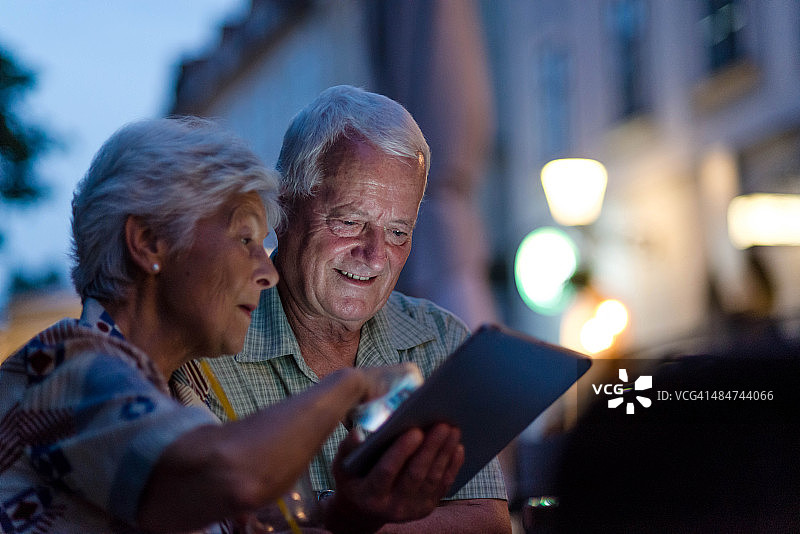 老年夫妇使用平板电脑图片素材