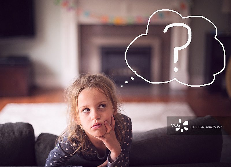 表情沉思的女孩与问号图片素材