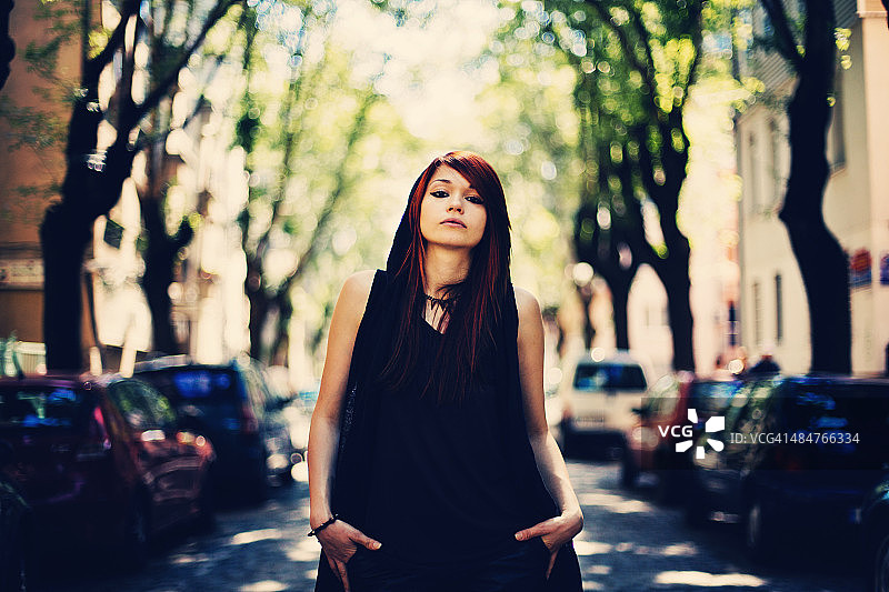 悲伤的少女走在街上图片素材