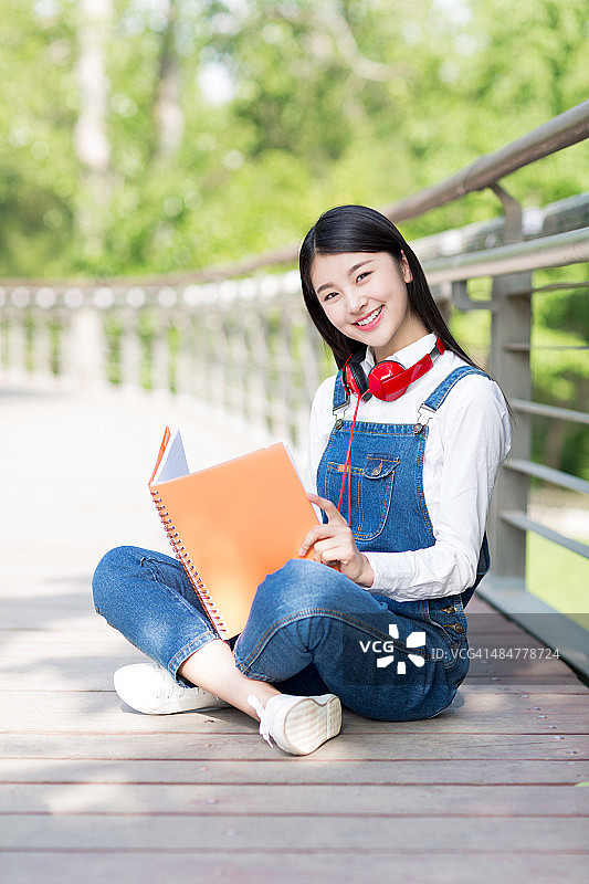 校园里的阅读女孩图片素材