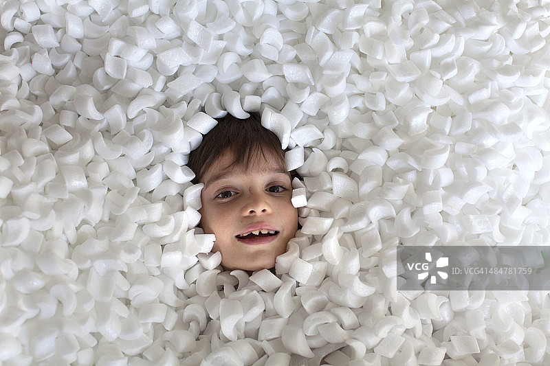 孩子玩聚苯乙烯泡沫塑料图片素材