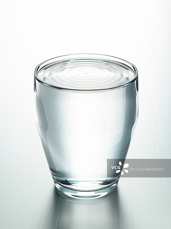 装满水的玻璃杯图片素材