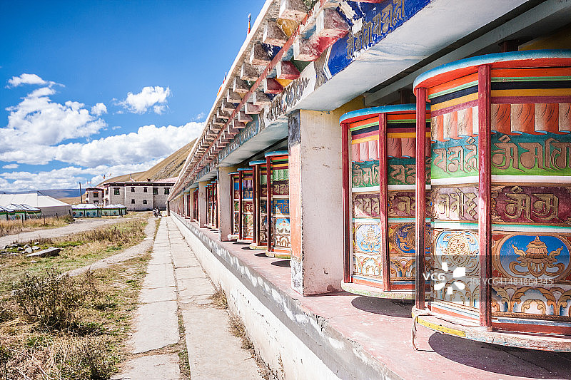 色须寺的祈祷轮图片素材