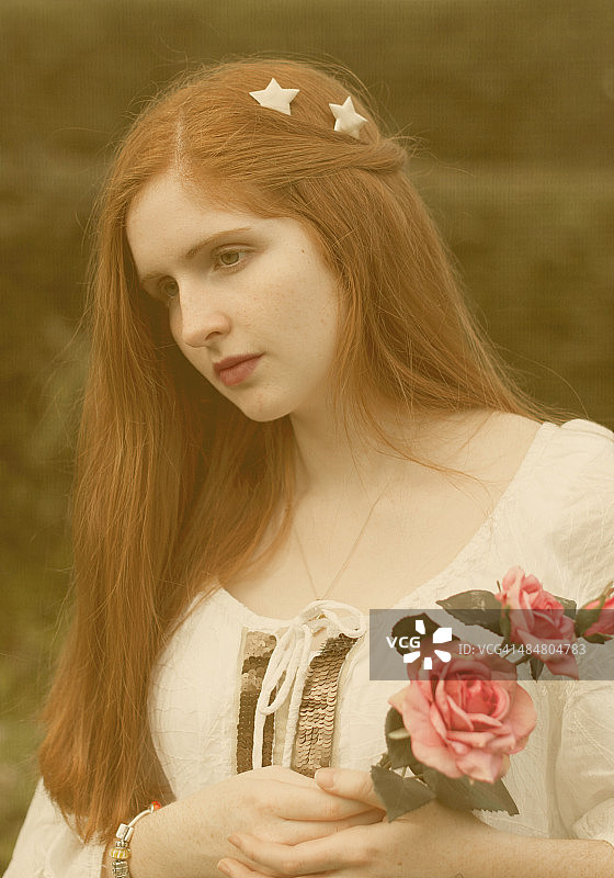 拿着红发的女孩图片素材