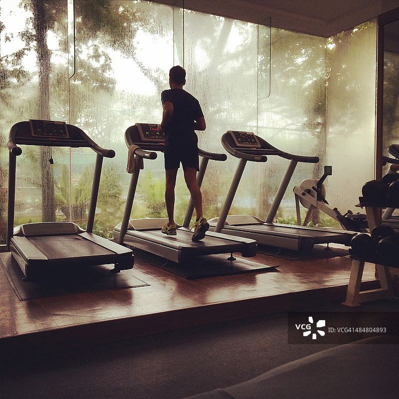 在健身房跑步机上的跑步者图片素材