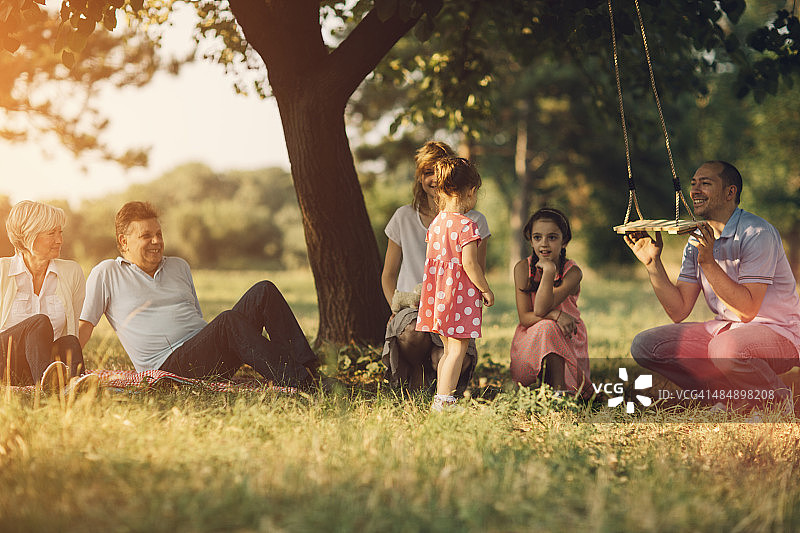 三代同堂野餐图片素材