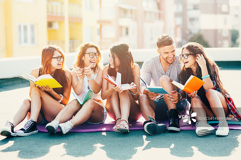 在屋顶上阅读图片素材