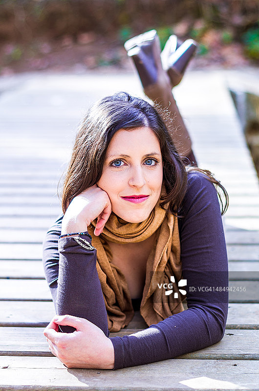 快乐的年轻棕发蓝眼女孩图片素材