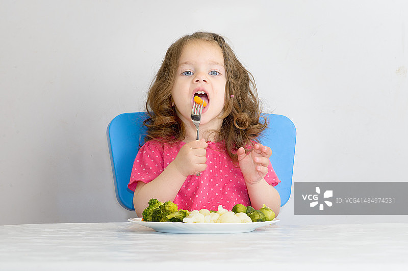 女孩吃蔬菜图片素材