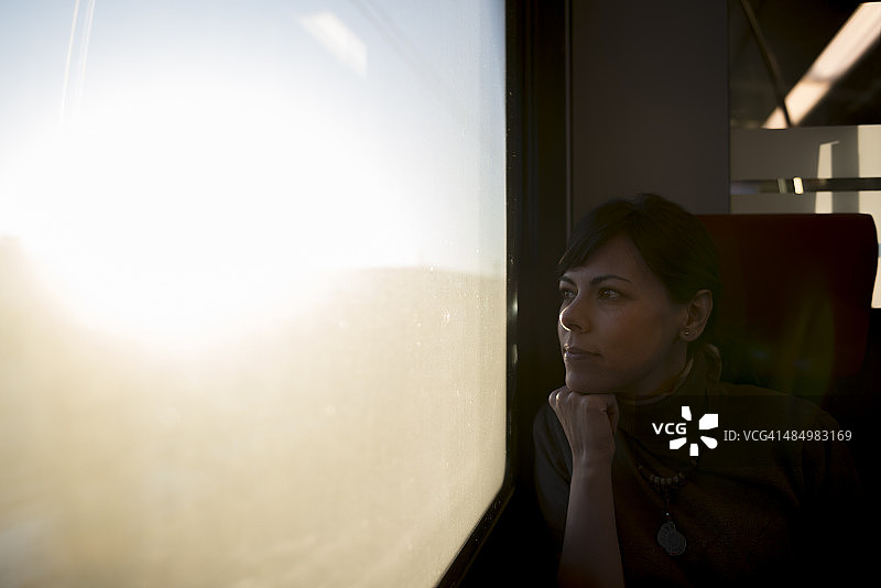 女人乘火车旅行图片素材