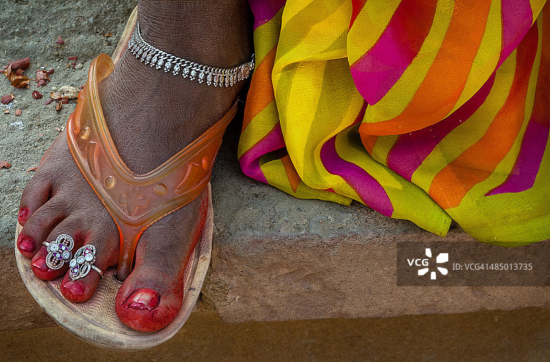 脚趾戴戒指和银脚链的染色脚图片素材