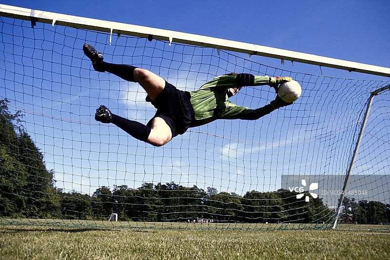 空降足球守门员接球图片素材