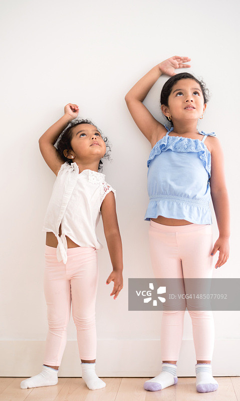 女孩们测量身高图片素材