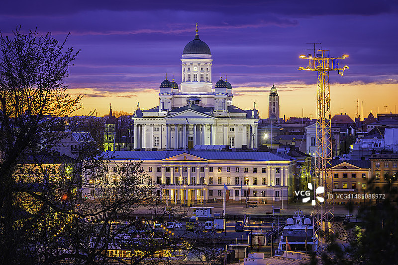 赫尔辛基大教堂日落时分俯瞰海滨和芬兰市政厅图片素材
