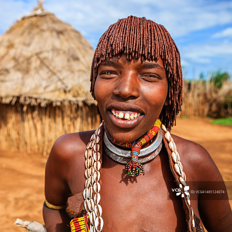 来自埃塞俄比亚哈默部落的年轻女人图片素材