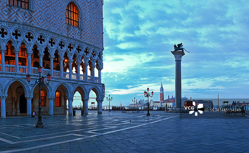 意大利威尼斯圣马可广场的总督宫图片素材