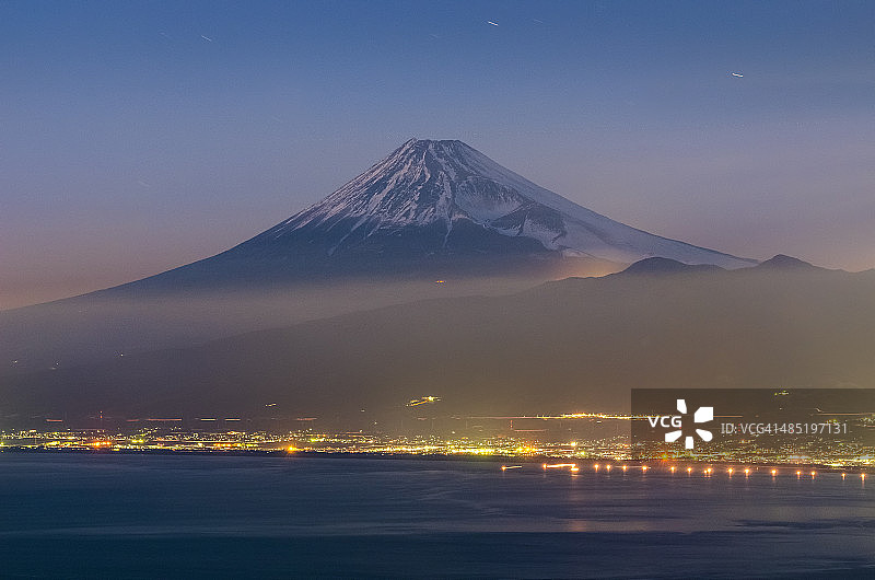 富士山与海滨灯光图片素材