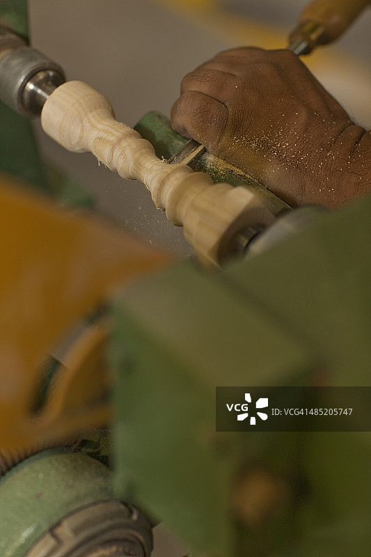 木匠在车间用凿子车木头的特写图片素材