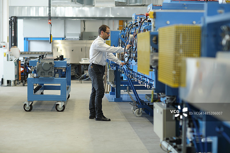 经理检查工业机械图片素材