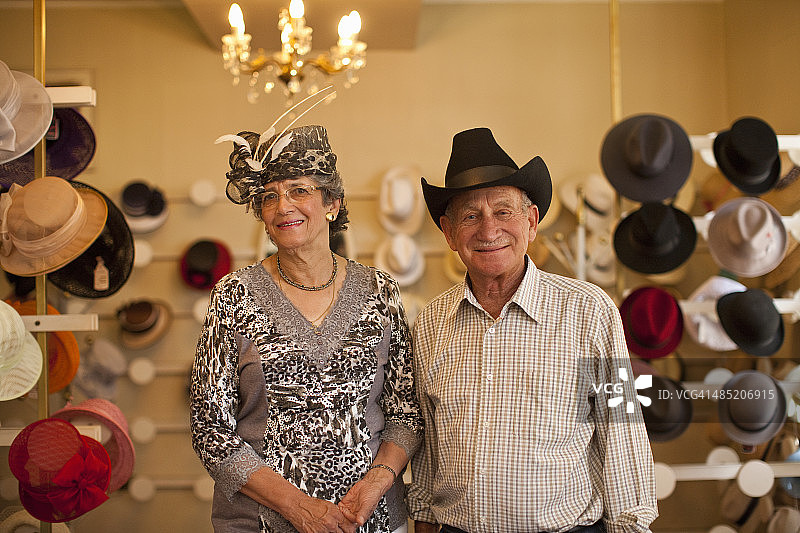 在传统帽子店里的老年夫妇肖像图片素材
