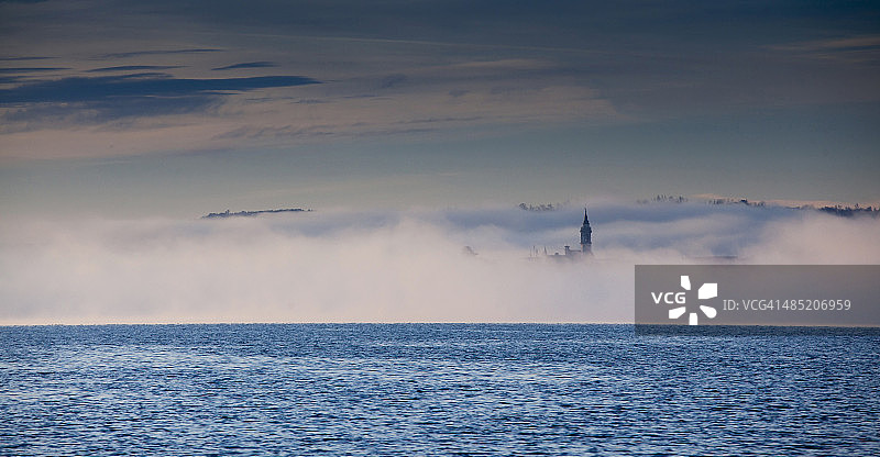 马焦雷湖上的雾，意大利皮埃蒙特诺瓦拉图片素材