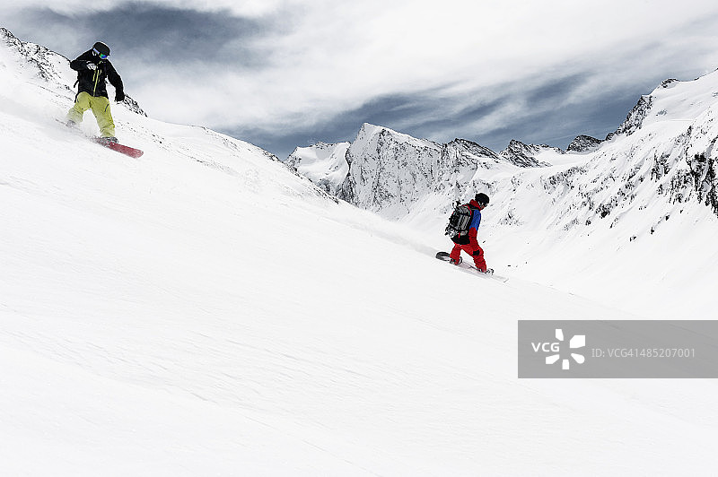 两个男人在奥地利上格格滑雪图片素材