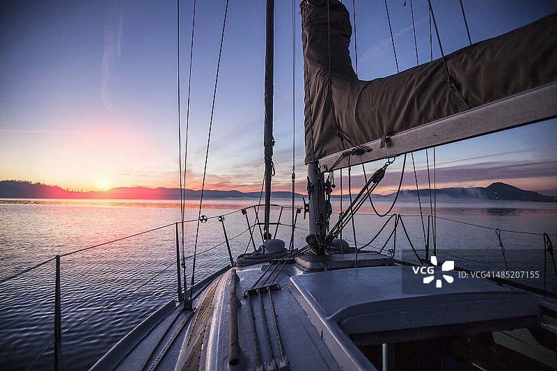 在马焦雷湖上航行，意大利皮埃蒙特诺瓦拉图片素材