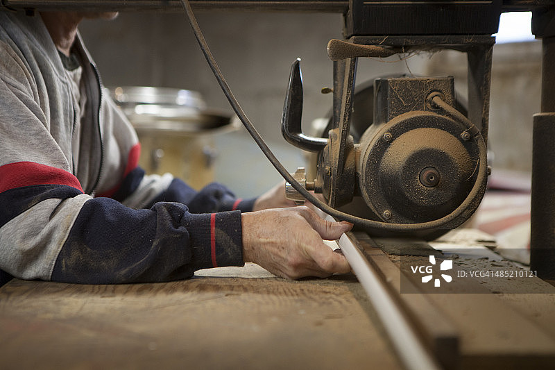 男子在车间使用摇臂锯特写图片素材