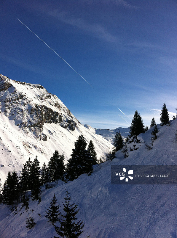 法国，罗纳-阿尔卑斯，上萨瓦省，托农莱班，阿沃里亚兹，阿沃里亚兹附近的阿尔卑斯山被白雪覆盖图片素材